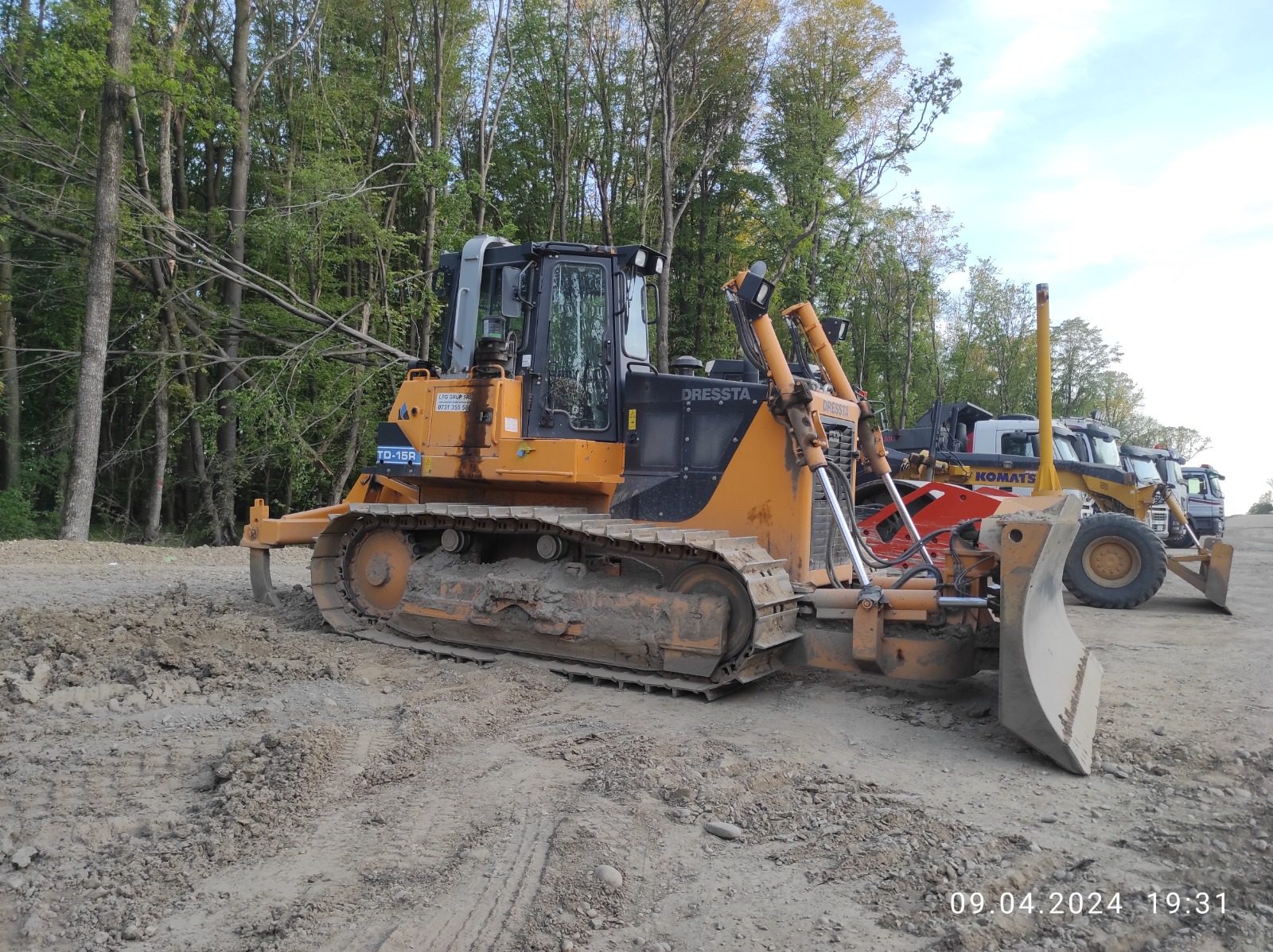 Buldozer Dressta TD15A Si Komatsu