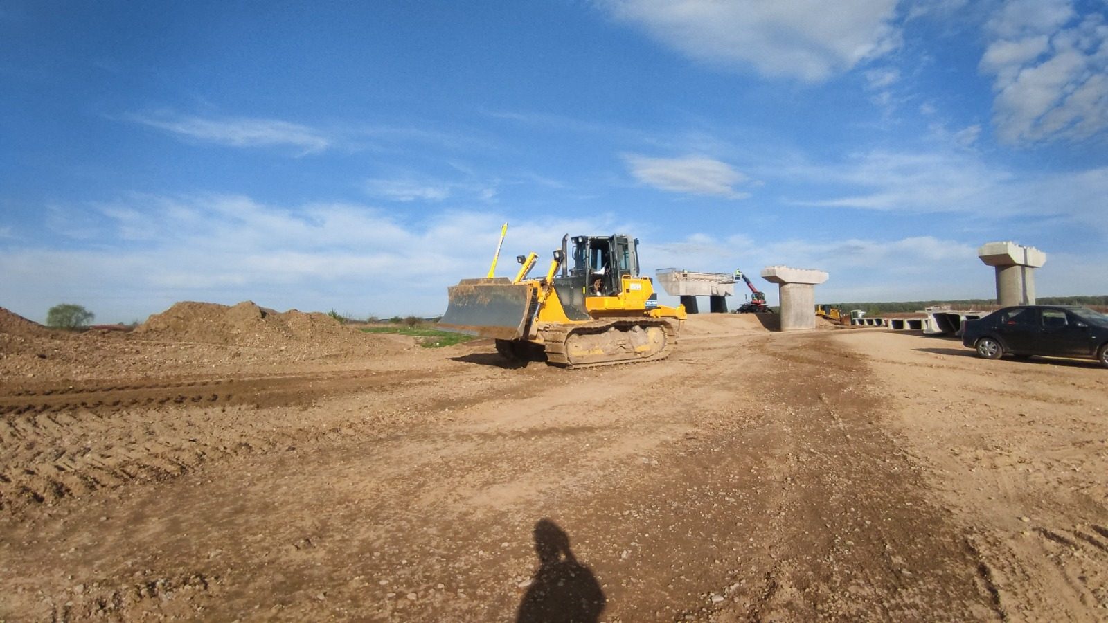 Buldozer pe roluri lucrari terra