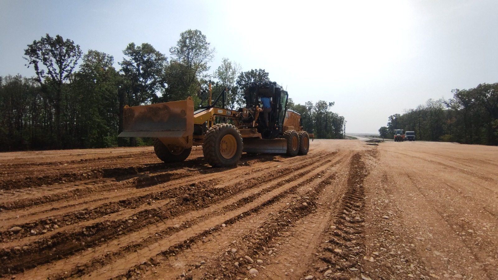 Autogreder cu cupa si compactor
