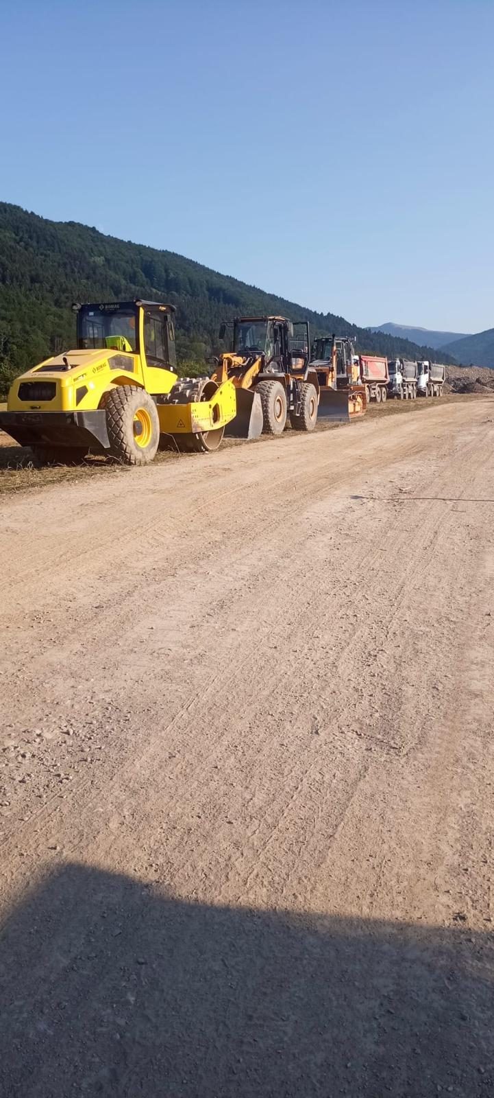 Cilindru compactor Bomag si incarcator LiuGong Terasamente drum