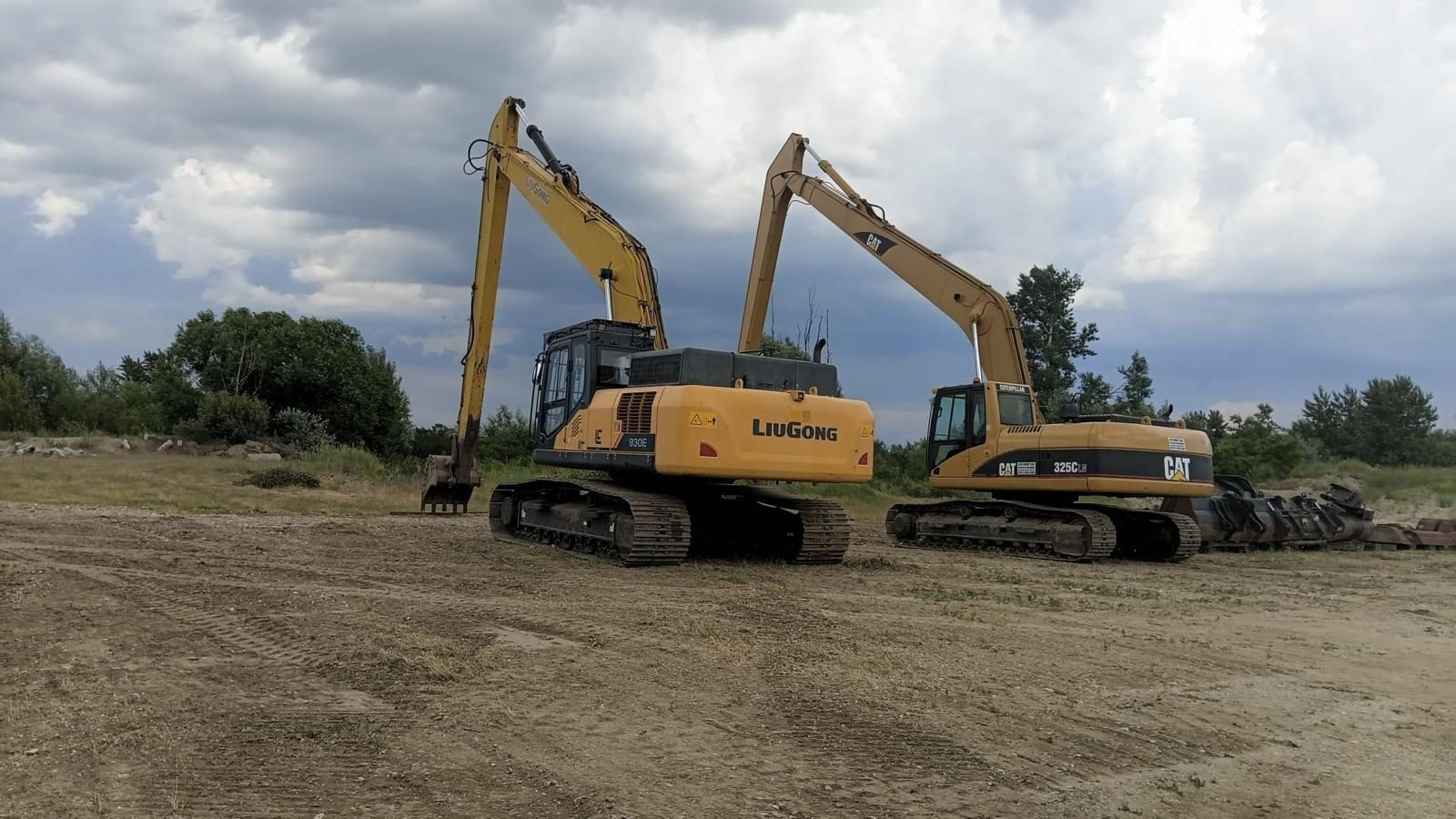 Excavatoare LiuGong 930E si CAT 325C Parcare utilaje
