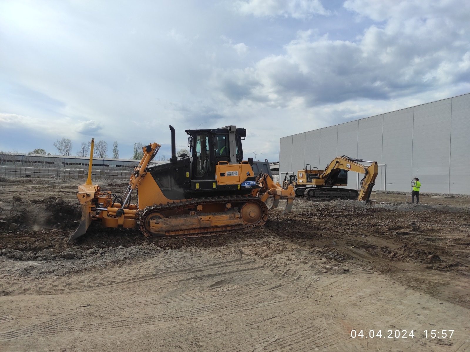 Excavator CAT santier constructii
