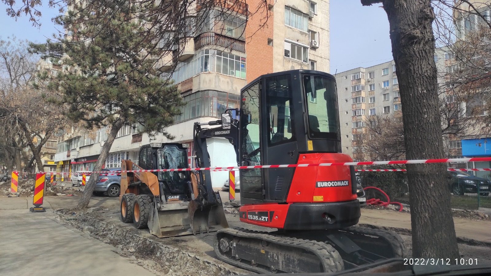 Excavator Eurocomach si incarcator Case