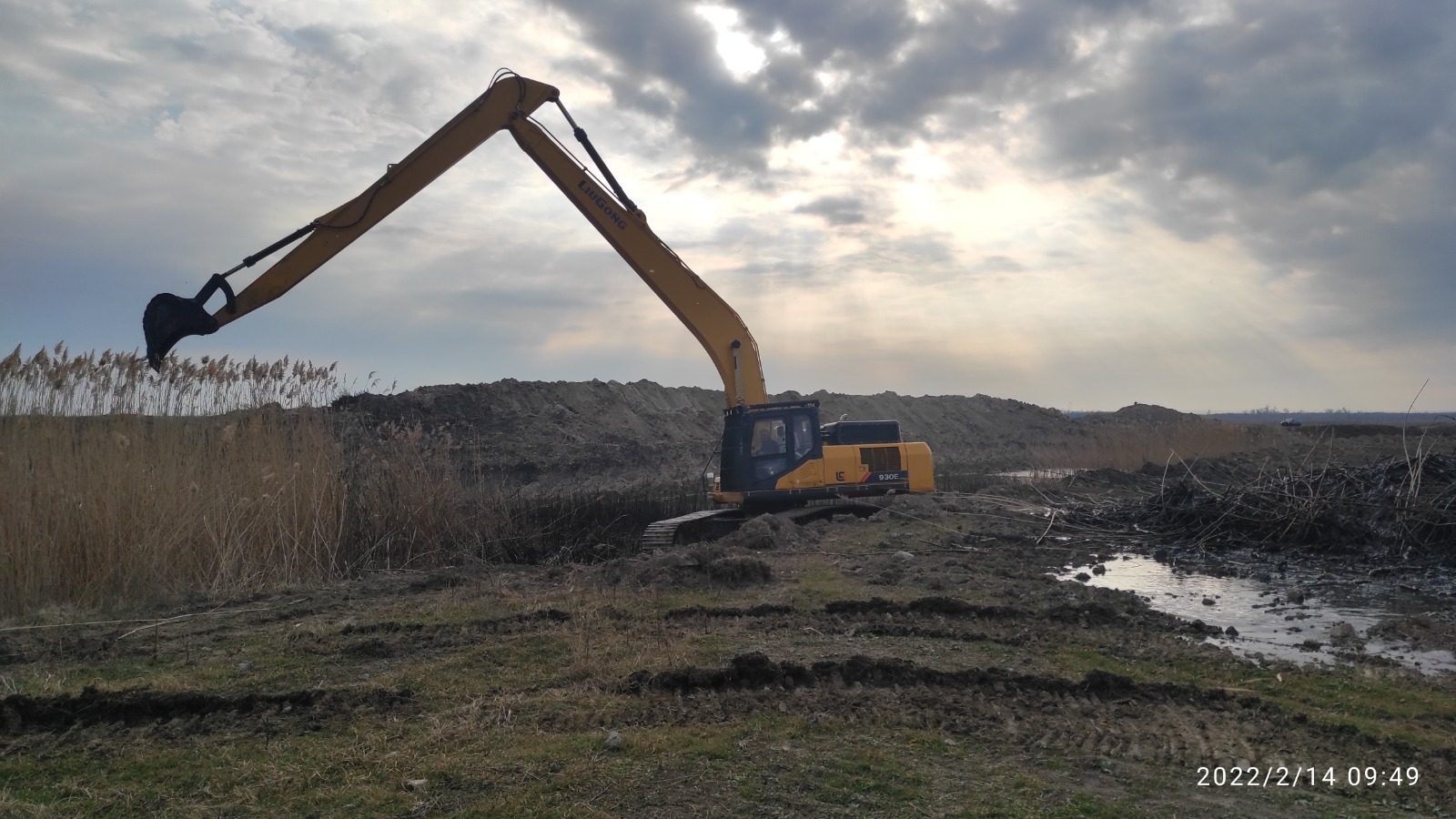 LiuGong 930E excavator brat lung curatare canal 3