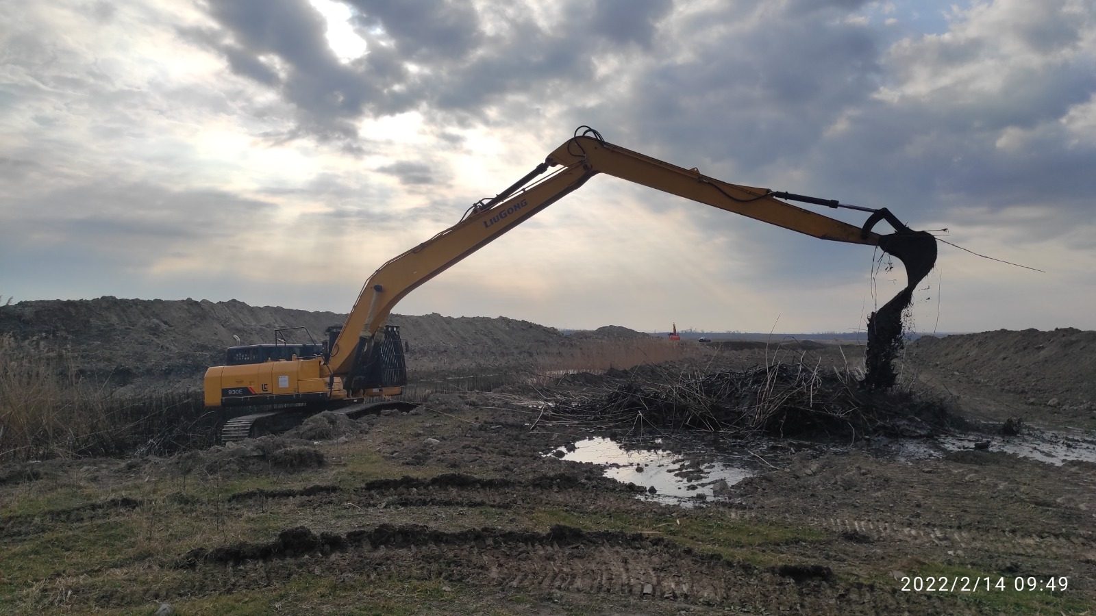 LiuGong 930E excavator brat lung excavare canal 2