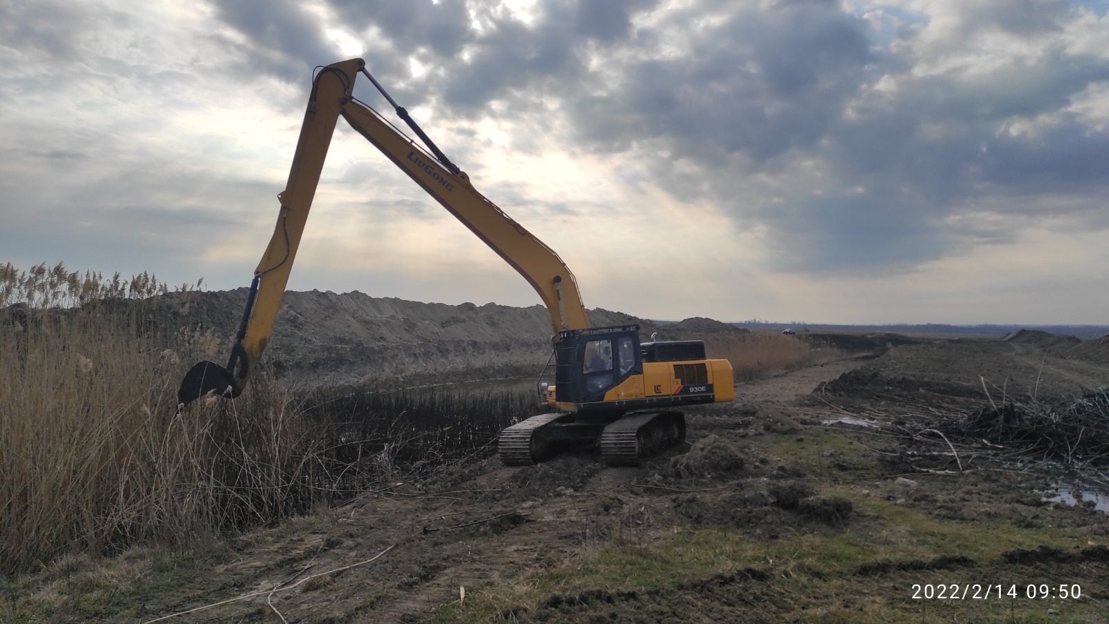 LiuGong 930E excavator brat lung excavare canal 4
