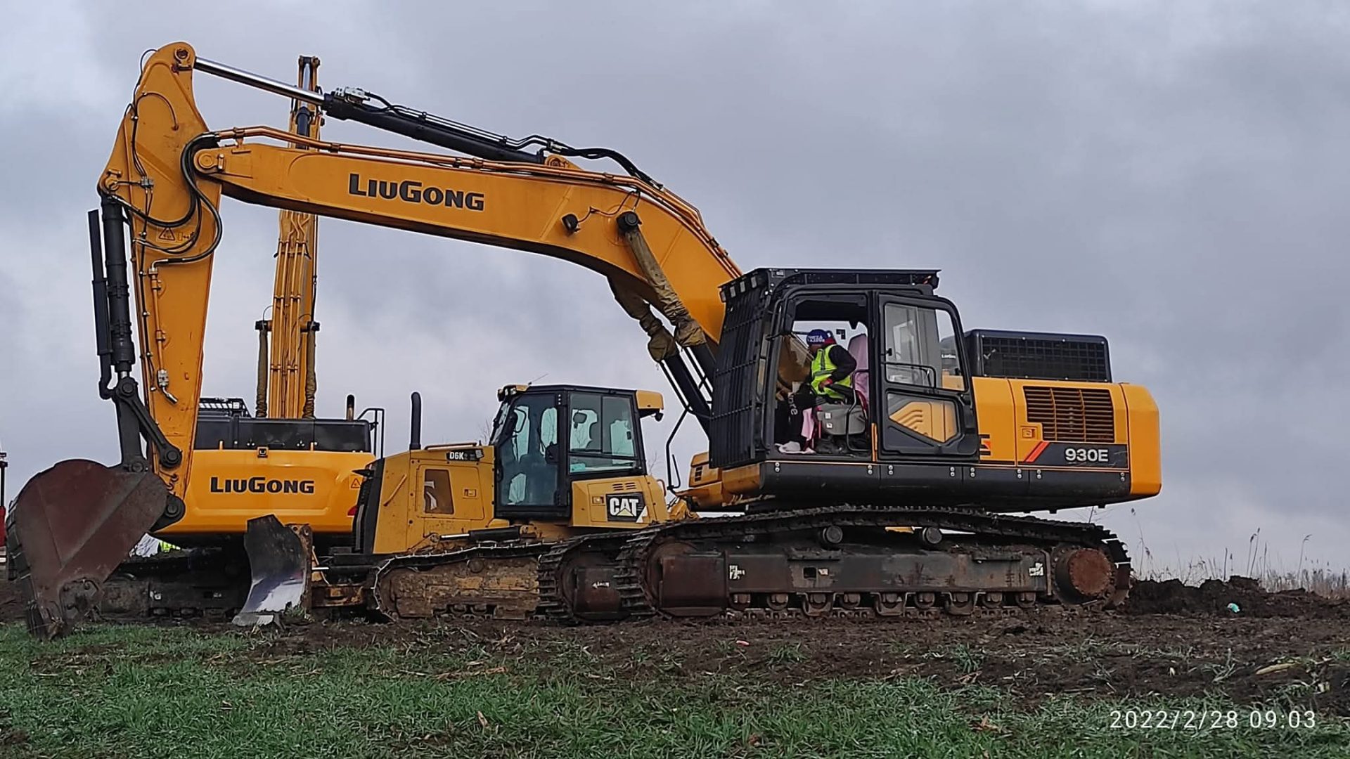 LiuGong 930E excavator CAT D6K buldozer nivelare teren