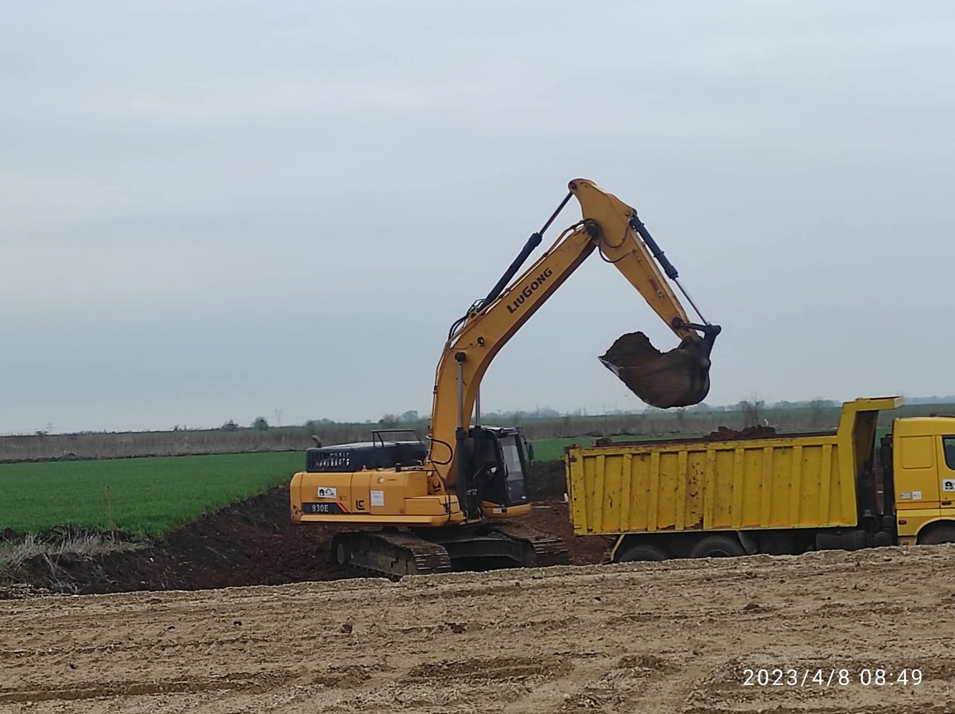 LiuGong 930E excavator incarcare pamant camion