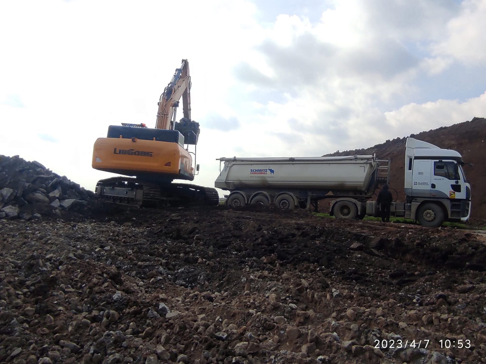 LiuGong excavator incarcare moloz camion