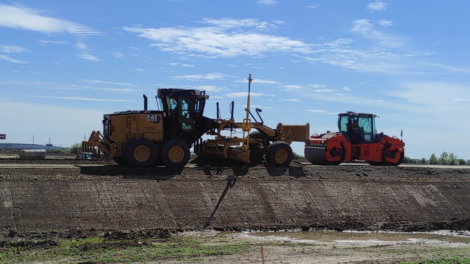 Nivelatoare CAT Si Compactor Rosu