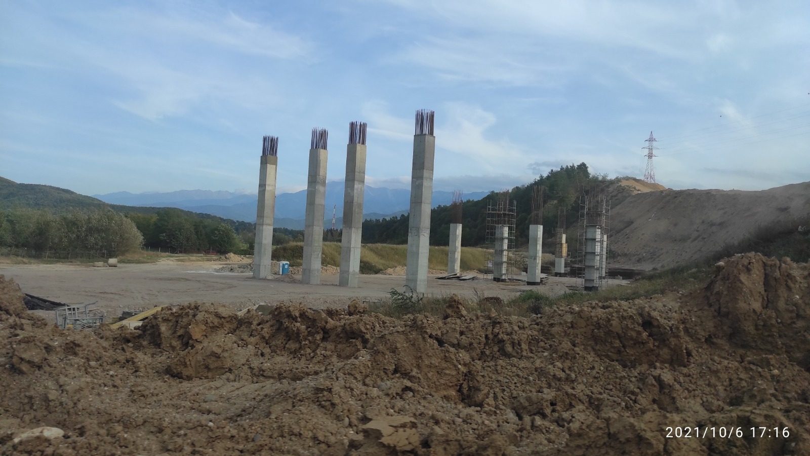 Santier cu stalpi de beton armat