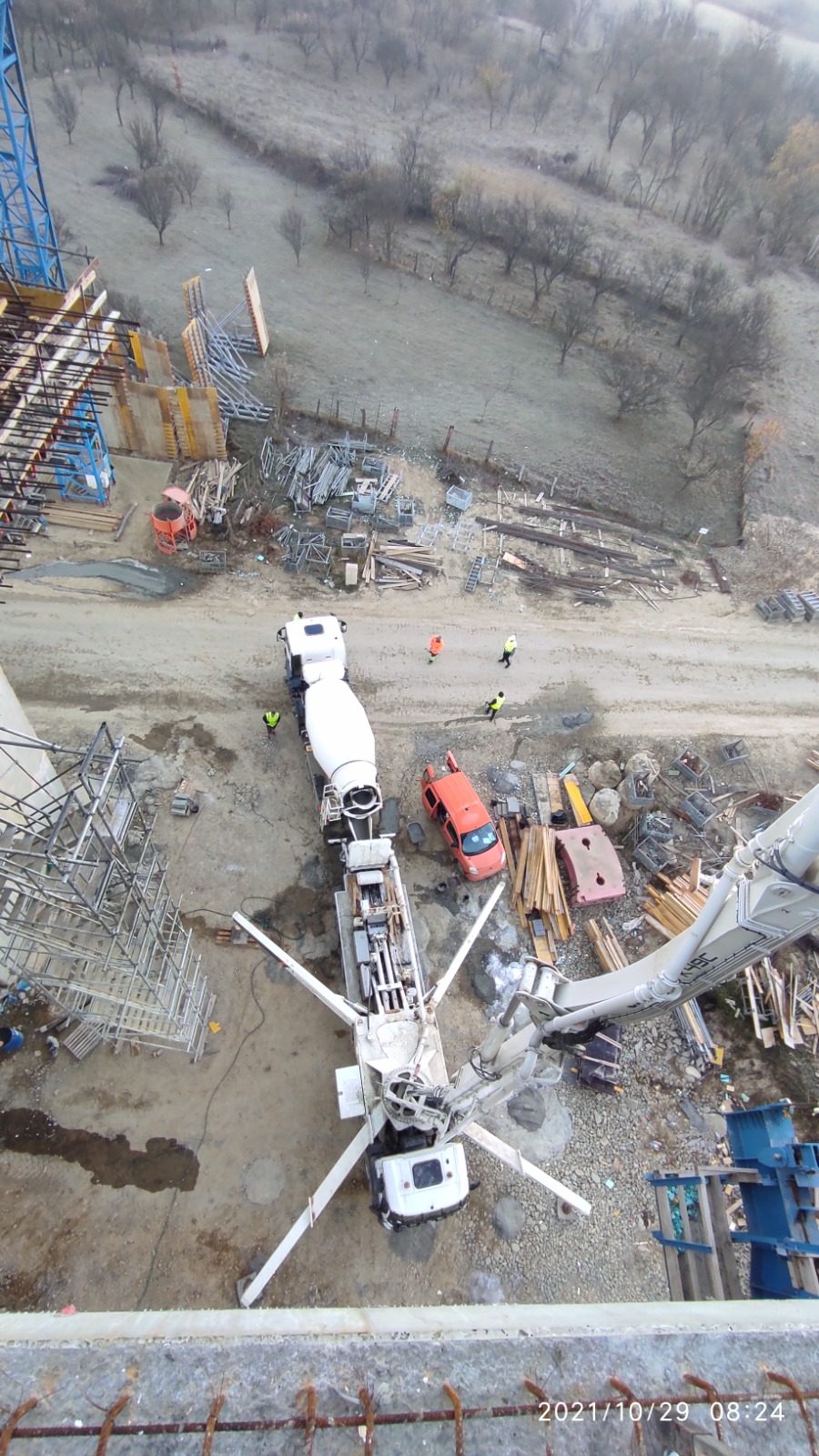 Utilaje autopompa beton malaxor vedere aeriana santier pod 8