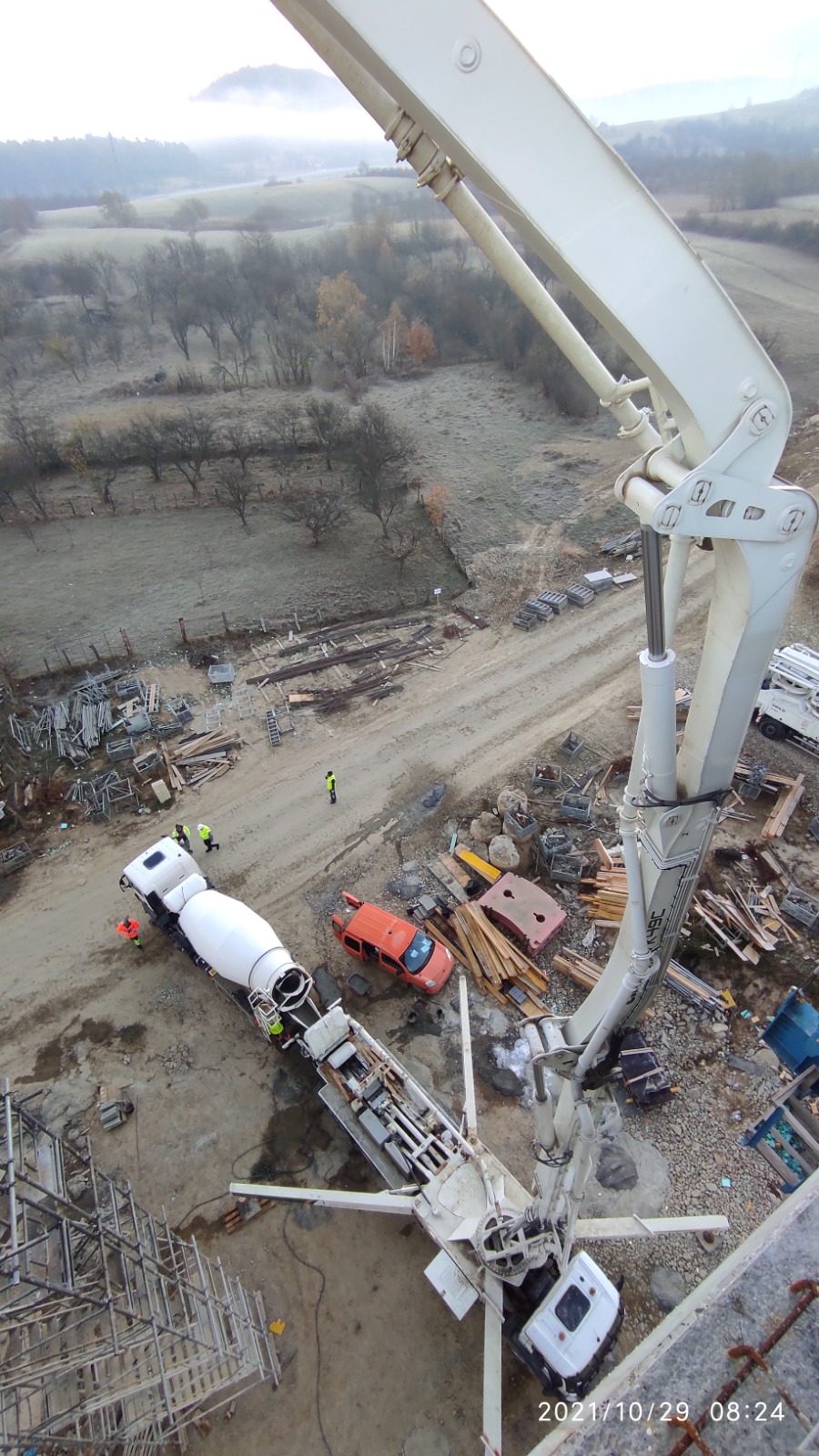 Utilaje autopompa beton malaxor vedere aeriana santier pod 9