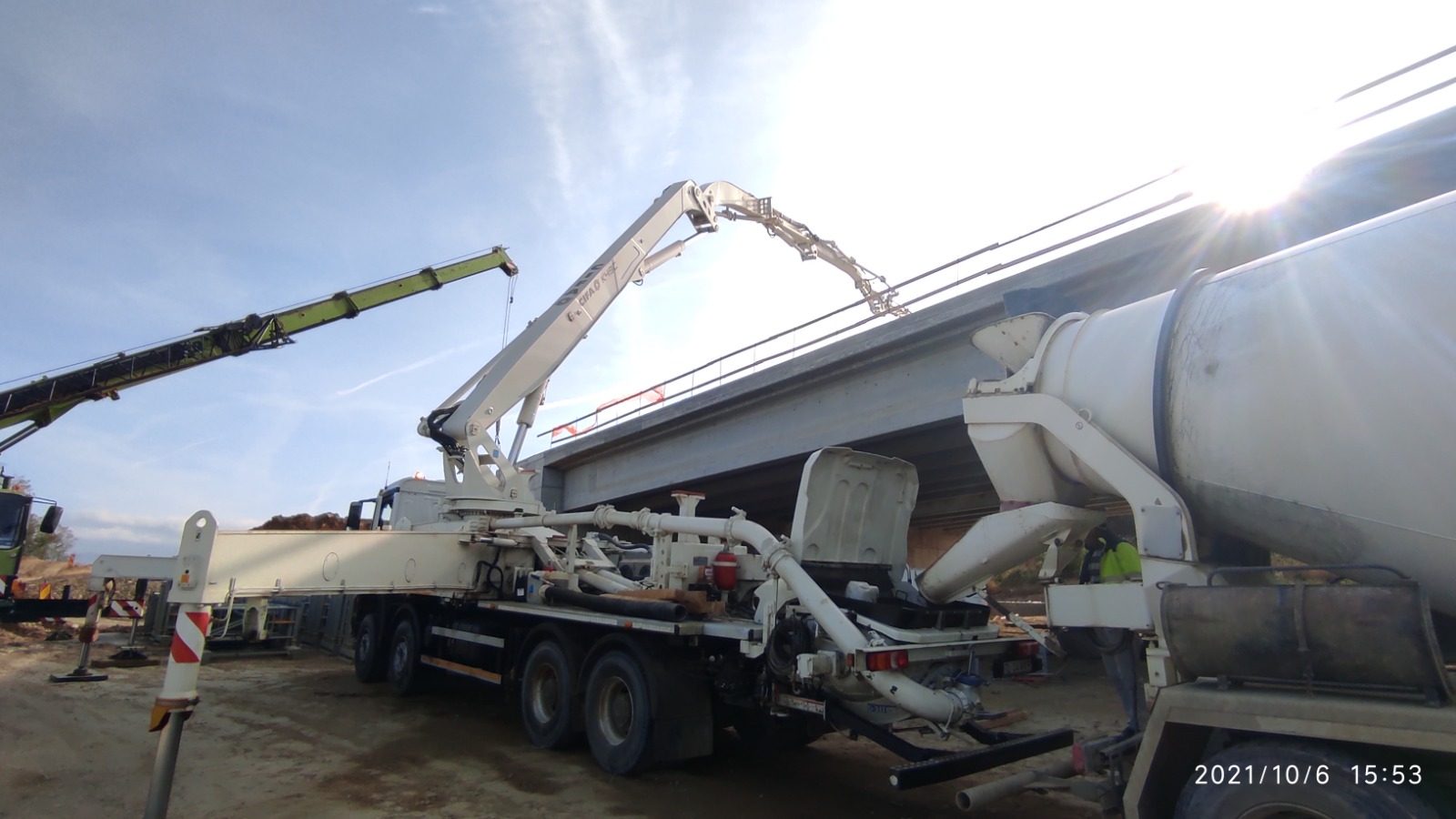 Utilaje la lucru sub pod pompa mixer macara