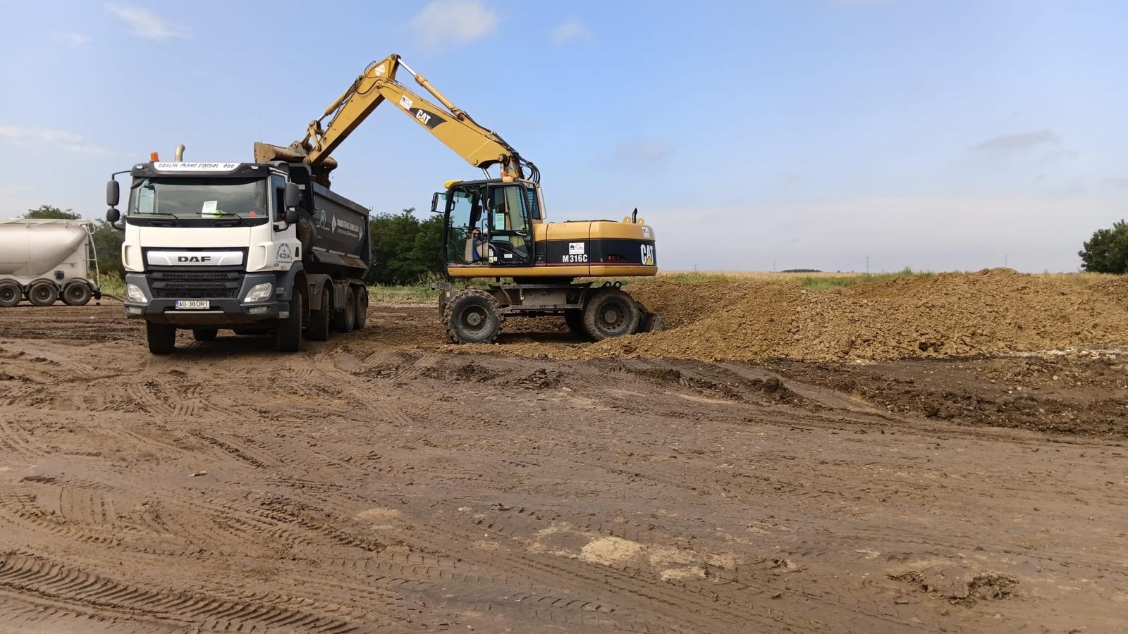 Închiriere excavator Caterpillar Excavator pe Roti Catterpillar în București și Ilfov - imaginea 2