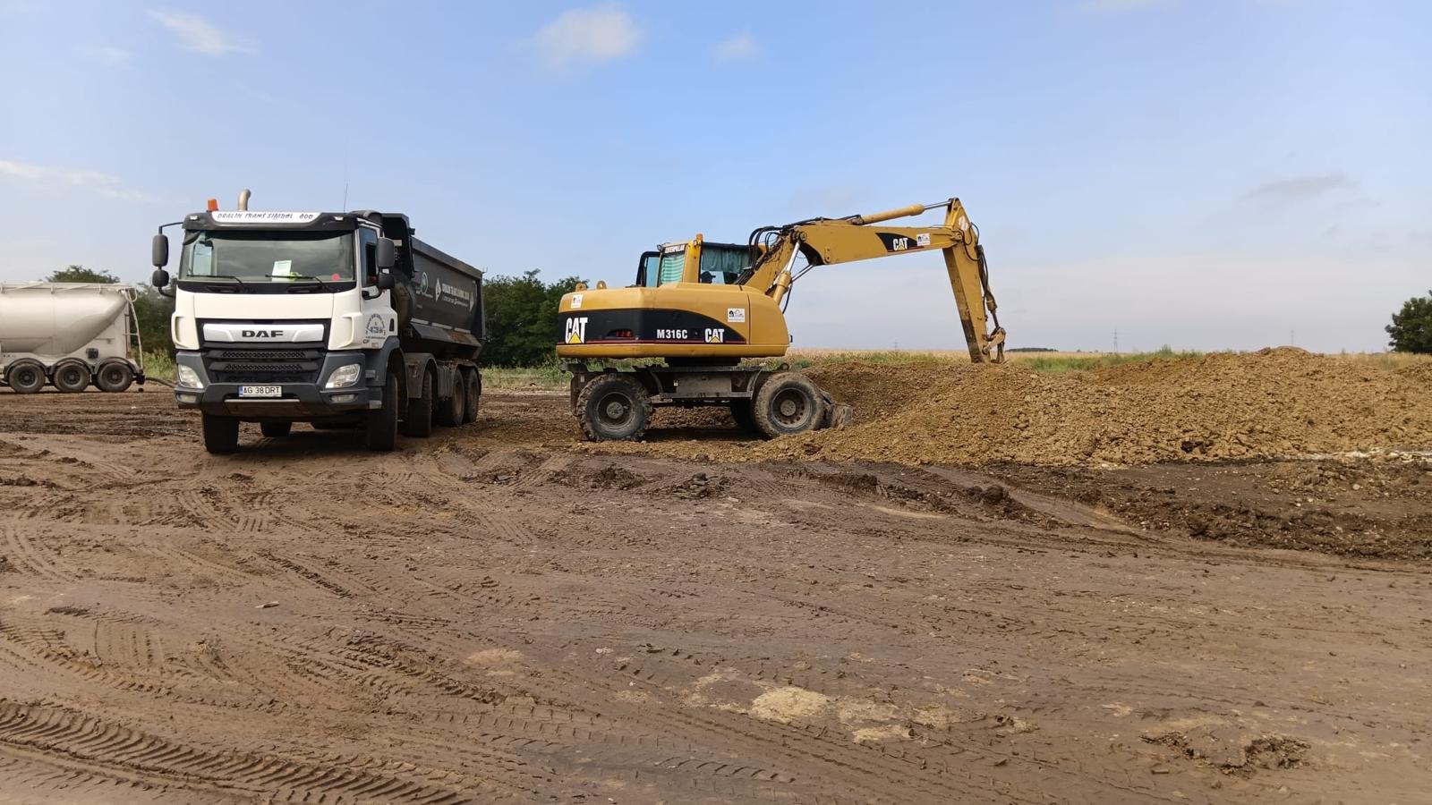 Închiriere excavator Caterpillar Excavator pe Roti Catterpillar în București și Ilfov - imaginea 3